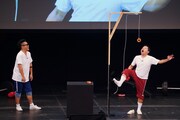 ドローに終わったドーナツ食べ対決の様子