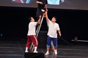 ダイアン津田が自ら「風刺画か！」とツッコんだ「お札キャッチ」対決の様子