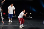 お札キャッチに成功して最終的な勝利を決めたダイアン津田