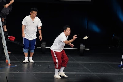 お札キャッチに成功して最終的な勝利を決めたダイアン津田