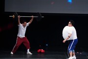 風船爆破を食らう寸前の宮川大輔と、意味もなくバーベルを持ち上げるダイアン津田