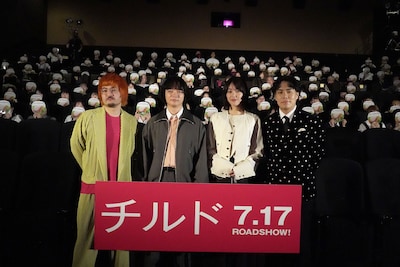 ホラー映画「チルド」初日舞台挨拶に登壇した（左から）岩崎裕介、染谷将太、唐田えりか、令和ロマンくるま