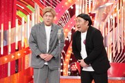 ファーストステージで漫才を披露するビスケットブラザーズ