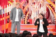 ファーストステージで漫才を披露するビスケットブラザーズ