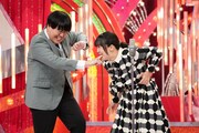 ファイナルステージで漫才を披露する蛙亭