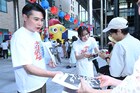 ノブコブ吉村＆佐々木久美、汐留で「ダブルインパクト」オリジナル号外を配布