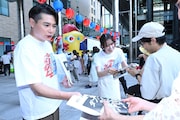 ノブコブ吉村＆佐々木久美、汐留で「ダブルインパクト」オリジナル号外を配布
