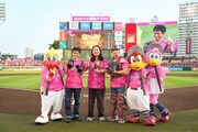 セレモニアルピッチに登場したかが屋とかけおち・青木マッチョ ©Rakuten Eagles