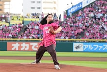 憧れは前田健太、かが屋賀屋が18番を背負い「ラヴィット！」コラボでセレモニアルピッチ