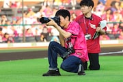 カメラマンを務めたかが屋・加賀 ©Rakuten Eagles