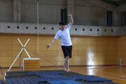 綱渡りの特訓をする劇団ひとり