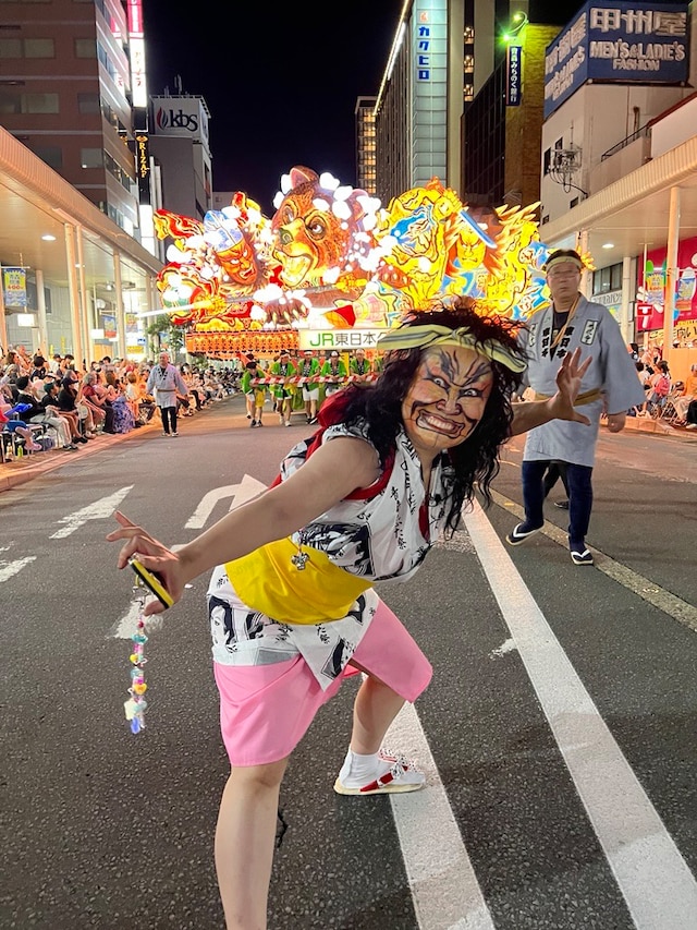 青森市のねぶた祭りにねぶたメイクで参加したキンタロー。