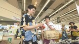 食材を選ぶロングコートダディ堂前と飯めしあがれこにお