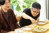 左から相席スタート山添、ドンデコルテ渡辺銀次