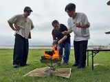 料理をするパンサー向井、ピース又吉、サルゴリラ児玉