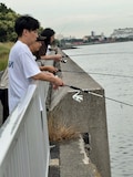 釣りをするサルゴリラ児玉、パンサー向井、ピース又吉