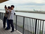 飛行機との写真を撮影するサルゴリラ児玉、ピース又吉、パンサー向井