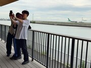 飛行機との写真を撮影するサルゴリラ児玉、ピース又吉、パンサー向井