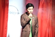 何かに怯えているジャルジャル後藤