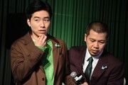 ジャルジャル後藤（左）を舞台上に連れ戻す天竺川原（右）