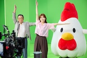 CM「からあげクン うますぎてパラダイス」編の撮影に臨む梅沢富美男とヒコロヒー