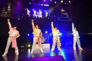 モナキに扮する（左から）ツートライブたかのり、藤崎マーケット田崎、ミルクボーイ内海、デルマパンゲ迫田