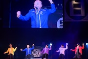 M!LKに扮する（左から）モンスターエンジン大林、ギャロップ林、スマイル瀬戸、ラフ次元・梅村、藤崎マーケット・トキ