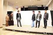 ゆっくりと入場する（左から）エバース、たくろう、ドンデコルテ