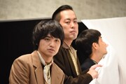 パネルの除幕をする（左から）エバース、たくろう赤木