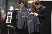 Tシャツを見るドンデコルテ
