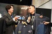 Tシャツを見るドンデコルテ