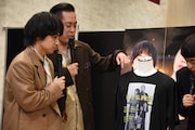 Tシャツを見るエバース