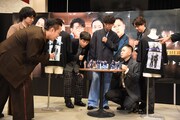 アクリルスタンドを見る一同