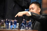 アクリルスタンドを間近で見るドンデコルテ渡辺銀次