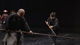 佐分利流槍術を体験する岡田准一