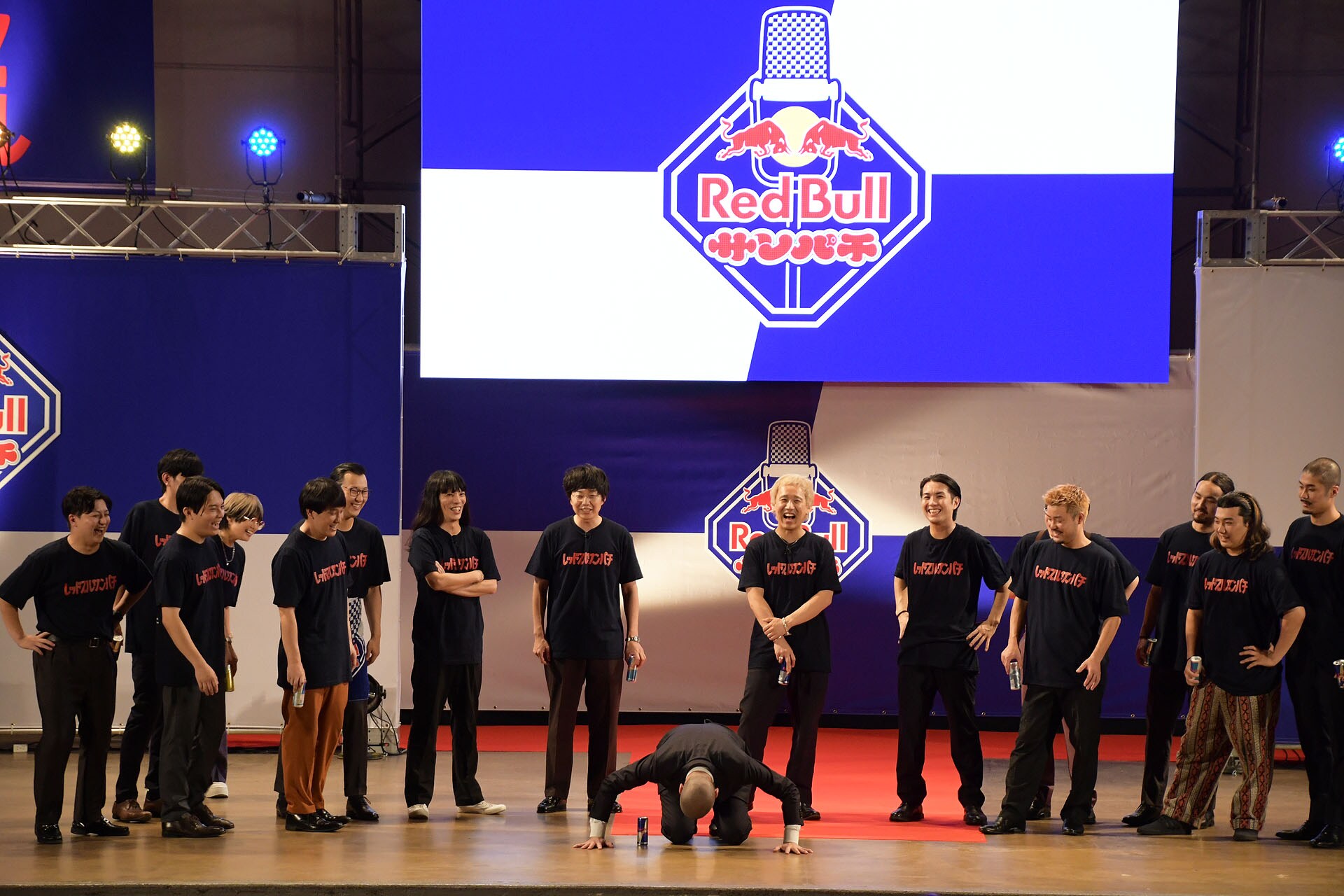 金属バット小林の土下座が夜の野外ステージに映える「Red Bull サンパチ」ライブレポート
