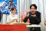 まぐろを味わう千鳥ノブ（右）