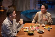 ダイアンがウイスキーのCM出演、撮影中でも食が進む