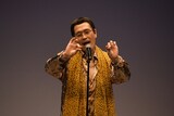 通常バージョンの「PPAP」を披露するピコ太郎