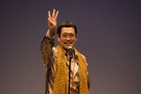 「タイタンライブ」特別版の「PPAP」を披露するピコ太郎