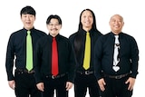 「道産人間オズブラウン」に出演する（左から）オズワルドとトム・ブラウン