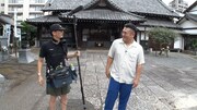 音声スタッフに扮したアンタッチャブル柴田（左）