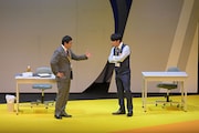 「さらば青春の光 単独LIVE『九官鳥』」より、コント「ヤバイ秘密」のワンシーン