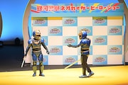 「さらば青春の光 単独LIVE『九官鳥』」より、コント「銀河警察ネオガイザー」のワンシーン