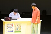 「さらば青春の光 単独LIVE『九官鳥』」より、コント「偽造センター」のワンシーン