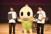 なみすけ応援団長就任の委嘱状を披露するウエストランドと、なみすけ（中央）