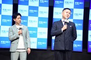 演説を始めるドンデコルテ渡辺銀次（右）と不安そうに見つめる小橋（左）