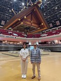 両国国技館を訪れるタモリと渡辺瑠海（左）