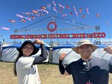 「RISING SUN ROCK FESTIVAL 2026 in EZO」の会場に潜入したトム・ブラウン