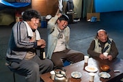 「絶望できない男」でホームレスを演じた（左から）板倉武志、岡野陽一、W刑事・華井二等兵